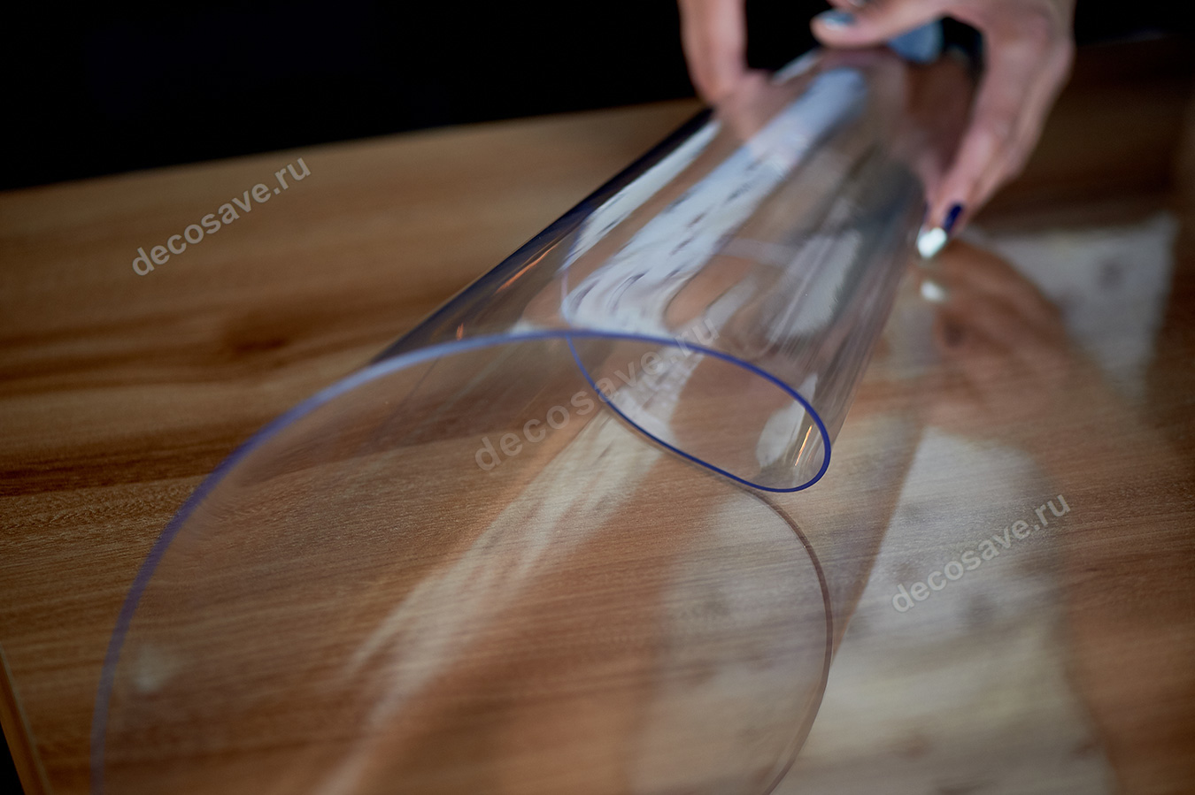 Прозрачные стекла пвх. Пленка жесткая Multiglass ПВХ прозрачная шир 1 м. Прозрачная пленка на стол. Силиконовая плёнка прозрачная. Защитное стекло для стола прозрачное.